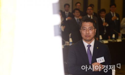 [포토]국민의례하는 진웅섭 금융감독원장