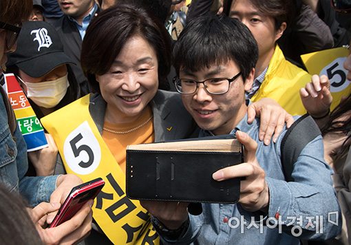 [포토]젊은 유권자와 사진찍는 심상정 후보