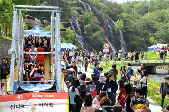 ‘서대문구 어린이축제’가 5월5일 홍제천 폭포마당 일대에서 열린다. 사진은 지난해 축제 모습.
