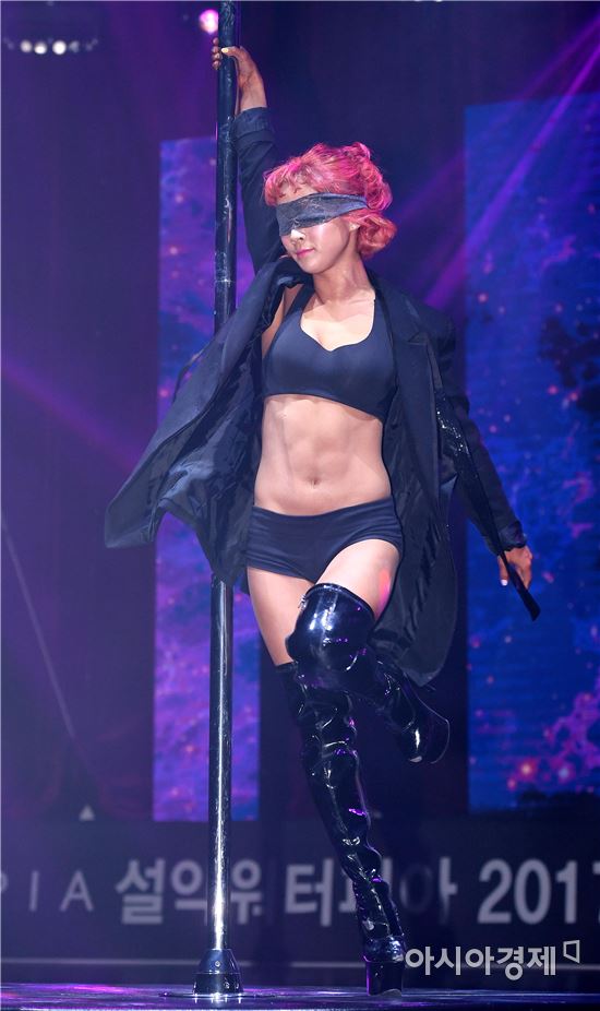 [포토]퍼포먼스 무대 선보이는 머슬마니아 노진솔