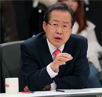 홍준표 "박근혜 '인민재판' 잔인하다…시체에 칼질하는 것"