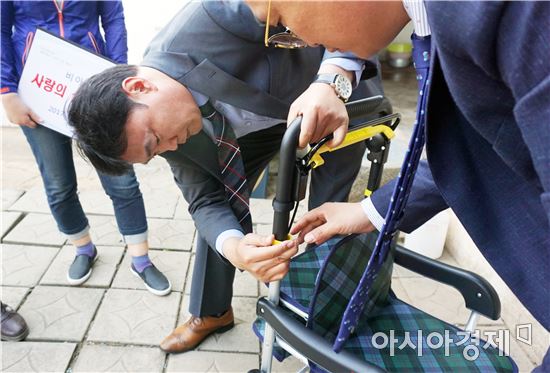 광주 광산구 비아청년회, 마을 어르신에게 실버카 전달