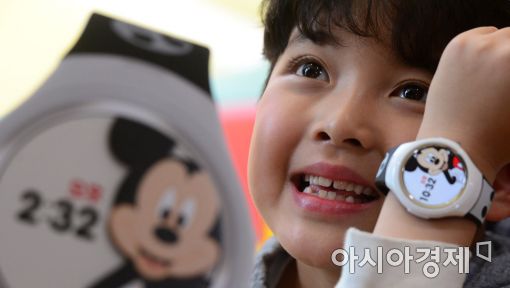 [포토]미키마우스 캐릭터 만난 SK텔레콤 키즈폰