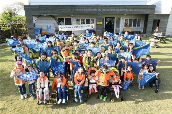 에쓰오일이 지난 27일부터 2박3일간 제주도에서 희귀 난치 질환을 앓고 있는 어린이 가족을 위해 ‘S-OIL 햇살나눔 캠프’를 개최했다.
 
