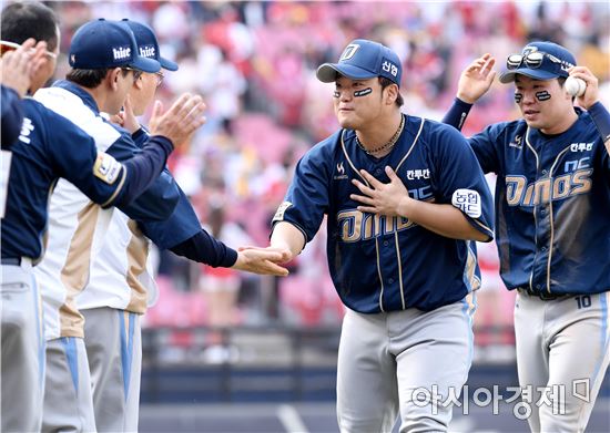 [포토]박석민, '김경문 감독 향해 겸손한 하이파이브'