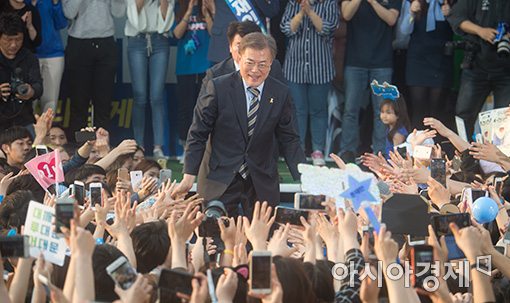 [포토]단상으로 나가는 문재인