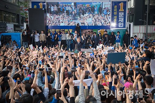 [포토]문재인, 신촌 집중유세