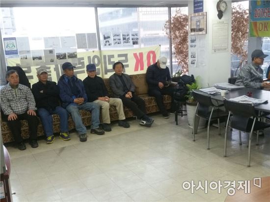 지난 28일 일용직 노동자들이 서울 지하철 4호선 사당역 인근의 한 인력소개소에서 일자리를 받기 위해 모여있다.