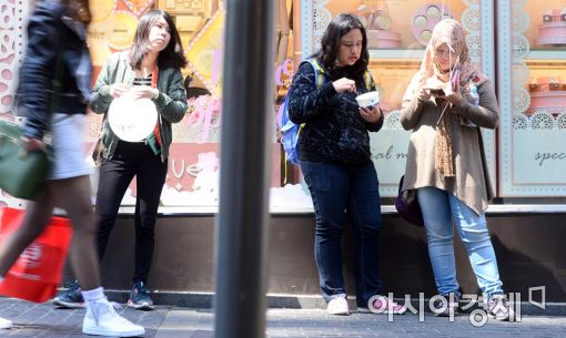 [달라진 韓 관광지도②]명동의 굴욕…"비싸고 지저분하고 복잡해서 싫어"