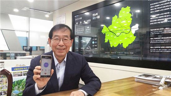 박원순 서울시장이 스마트폰에 설치된 안심이 애플리케이션을 선보이고 있다. 사진제공=서울시