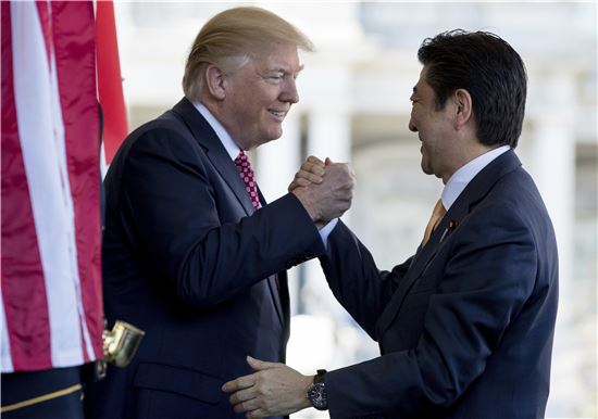 도널드 트럼프 미국 대통령과 아베 신조 일본 총리. (사진=AP연합)