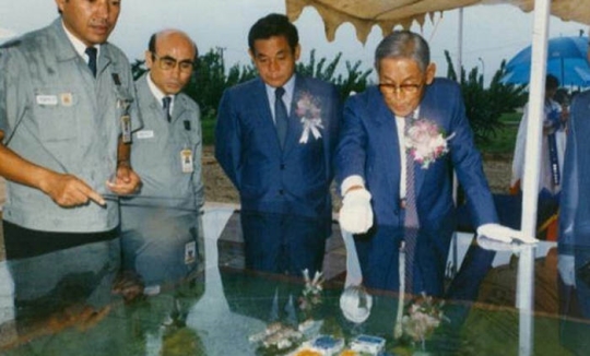1987년8월 삼성 반도체 3라인 착공식에 참석해 조감도를 살펴보고 있는 이병철 삼성 선대 회장.