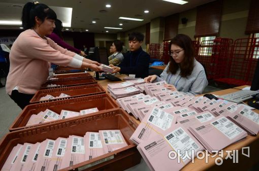[포토]대통령선거 재외투표 회송우편물 작업 