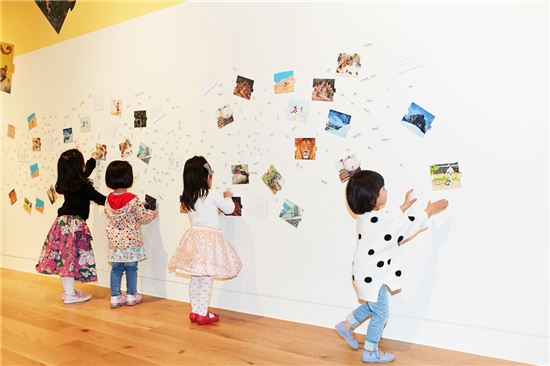 현대어린이책미술관 '오픈 스튜디오'에서 체험활동 중인 중인 관람객 모습.