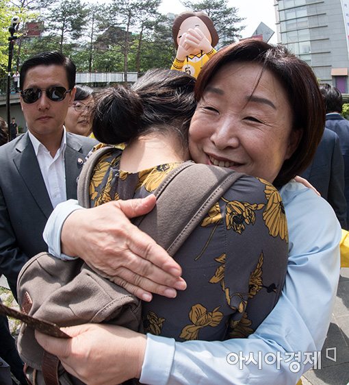 [포토]지지자와 포옹하는 심상정 후보