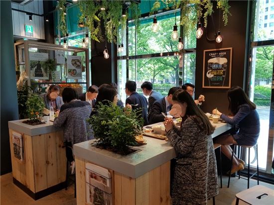 론칭 한 달만에 제2의 '쉐이크쉑' 열풍 잇나…줄 서먹는 '피그인더가든'