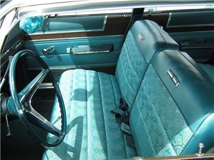 1967년 미국서 생산된 차 'AMC 앰버서더'는 3명이 앉을 수 있는 벤치형 시트를 내장했다. 이미지 출처 - 위키피디어