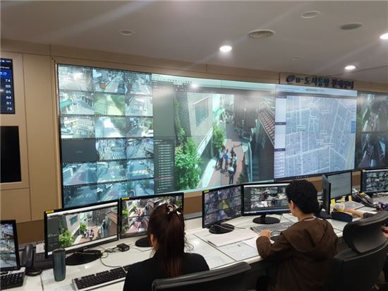 서울 은평구청 u-도시통합관제센터에서 직원들이 폐쇄회로(CC)TV 화면을 실시간 모니터링 하고 있다. 사진=김민영 기자