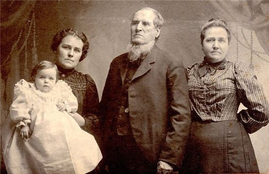 가족사진입니다, 이중 한분은 방금 죽은 사람입니다