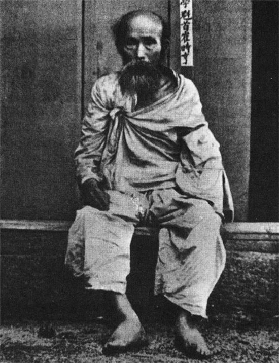 가족사진입니다, 이중 한분은 방금 죽은 사람입니다