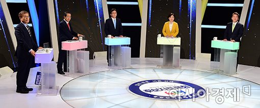 [포토]마지막 토론회 준비하는 후보들