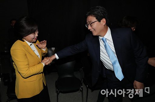 심상정 정의당 대선 후보가 유승민 바른정당 대선 후보와 악수를 하고 있다.