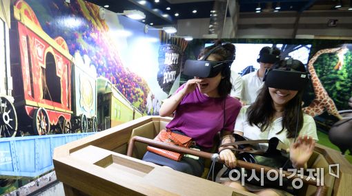 [포토]동심에 빠진 어른들