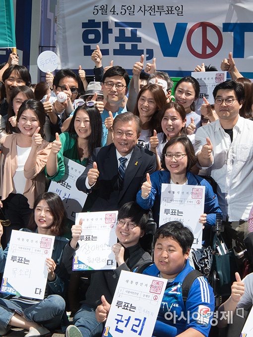 [포토]사전투표는 '엄지 척'