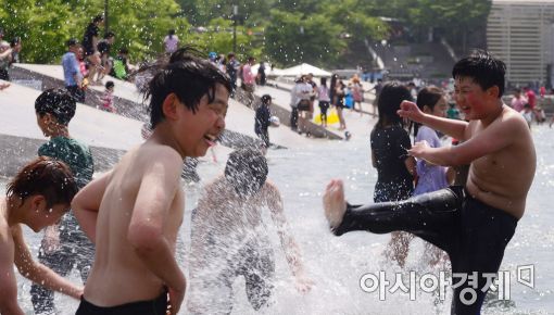 [포토]'초여름 더위 물러가라'