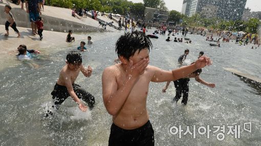 [포토]더위 쫓는 물놀이