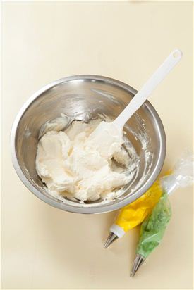 5. 버터 크림에 색소를 넣어 섞은 후 짤주머니에 넣어 모양 깍지를 끼우고 컵케이크에 장식한다.