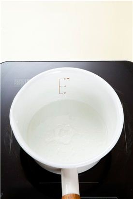 1. 냄비에 물 25g과 설탕 75g을 넣어 바글바글 끓인다. 