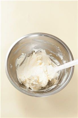 4. 계속 머랭을 저어 머랭의 온도가 적당히 식으면 버터를 나누어 넣고 버터가 부드럽게 풀어지도록 계속 휘핑하여 부드럽고 맛있는 크림을 완성한다.
tip) 버터는 미리 실온에 두어 말랑말랑 한 상태가 되도록 하세요.