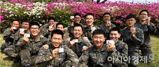 8전비 장병들은 지난 5년동안 모은 헌혈증 5000장을 원주 세브란스기독병원에 기부했다.
