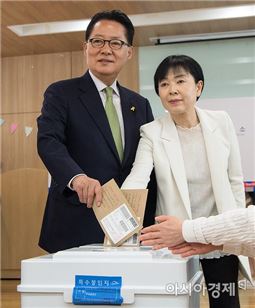 [포토]사전투표하는 박지원 대표