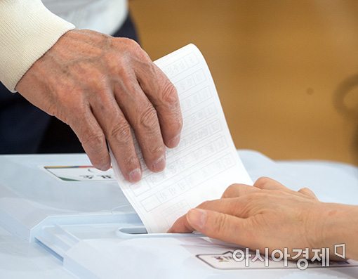 [포토]사전 투표하는 어르신