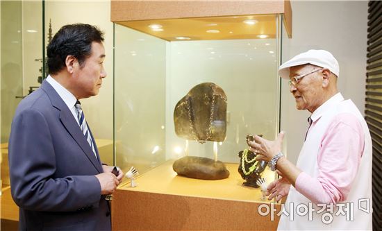 이낙연 전남지사, 목포 전통 옥공예전시관 방문