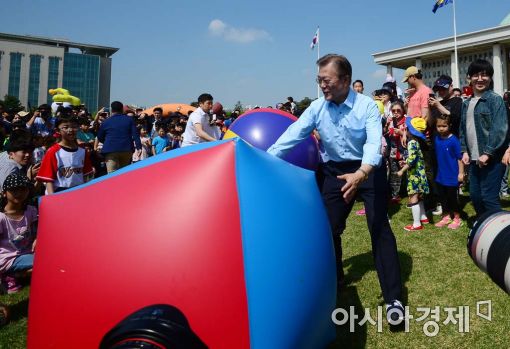 [포토]동심으로 돌아간 문재인 후보