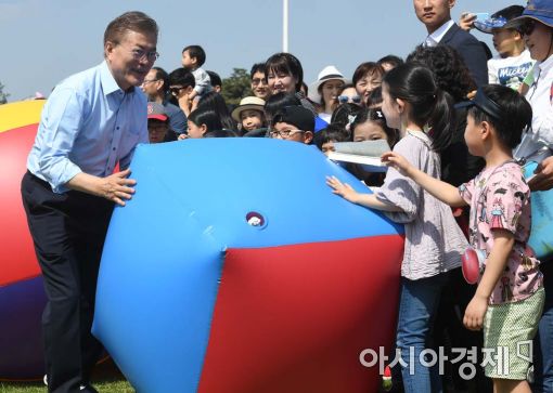 [포토]어린이들과 함께 게임하는 문재인 후보