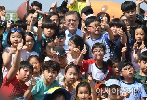 [포토]문재인 후보, 어린이들과 함께 엄지 척