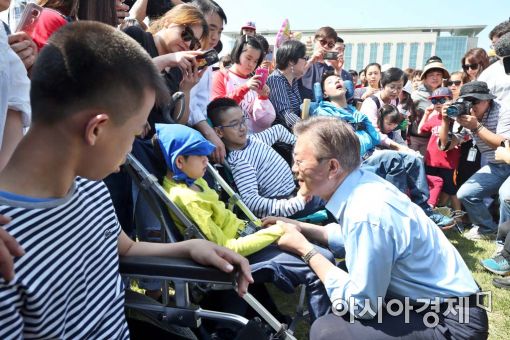 [포토]장애아동과 인사하는 문재인 후보