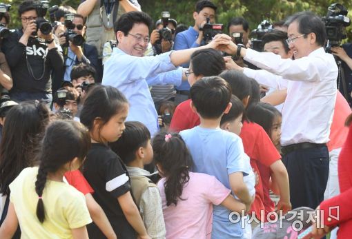 [포토]기차놀이 하는 홍준표 후보