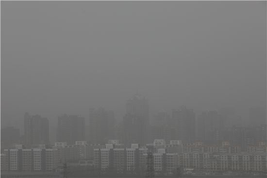 뿌옇게 변해버린 중국 베이징 시내. (사진=EPA연합)