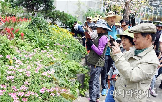 [포토]나비 사진 촬영하는 윤장현 광주시장