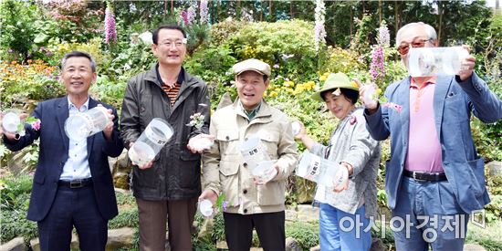 [포토]나비날리기 체험하는 윤장현 광주시장