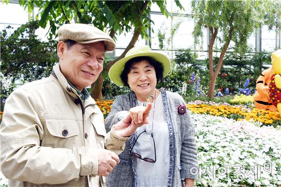 [포토]나비와 함께 기념촬영하는 윤장현 광주시장