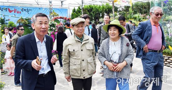 [포토]함평나비생태관 둘러보는 윤장현 광주시장