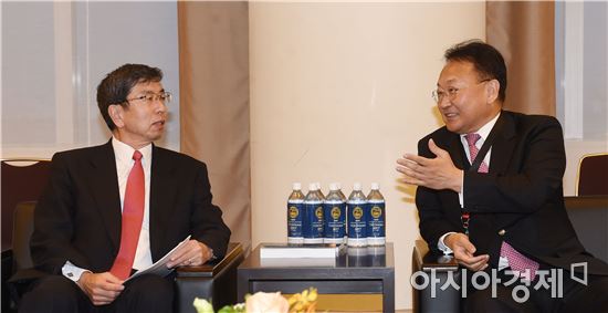 유일호 경제부총리 겸 기획재정부 장관(사진 오른쪽)은 6일 아시아개발은행(ADB) 연차총회가 열리는 일본 요코하마에서 나카오 타케히코 ADB총재와 면담을 하고 있다.
