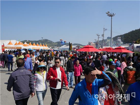 2017 완도국제해조류박람회장이 관람객들로 붐비고 있다.