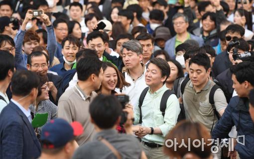 [포토]뚜벅이 유세 이어가는 안철수